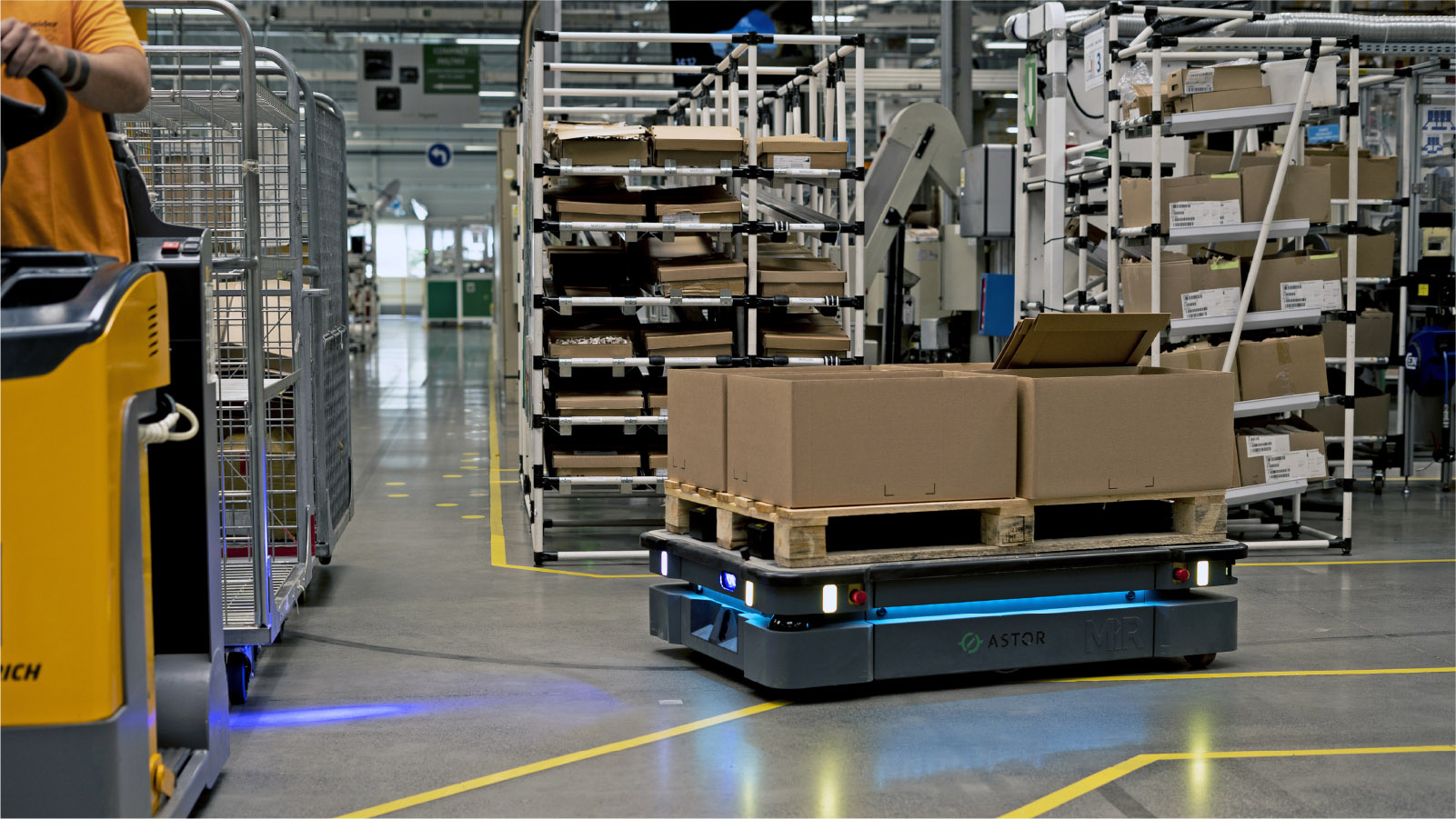 障害物を避け、最短ルートを走行する賢いロボットがAMR