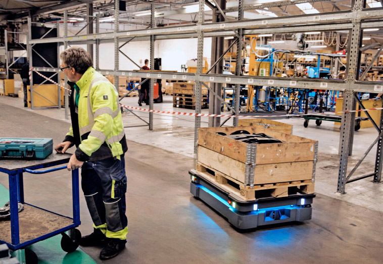 自社の搬送工程自動化に適するのは、AGVかAMRか?