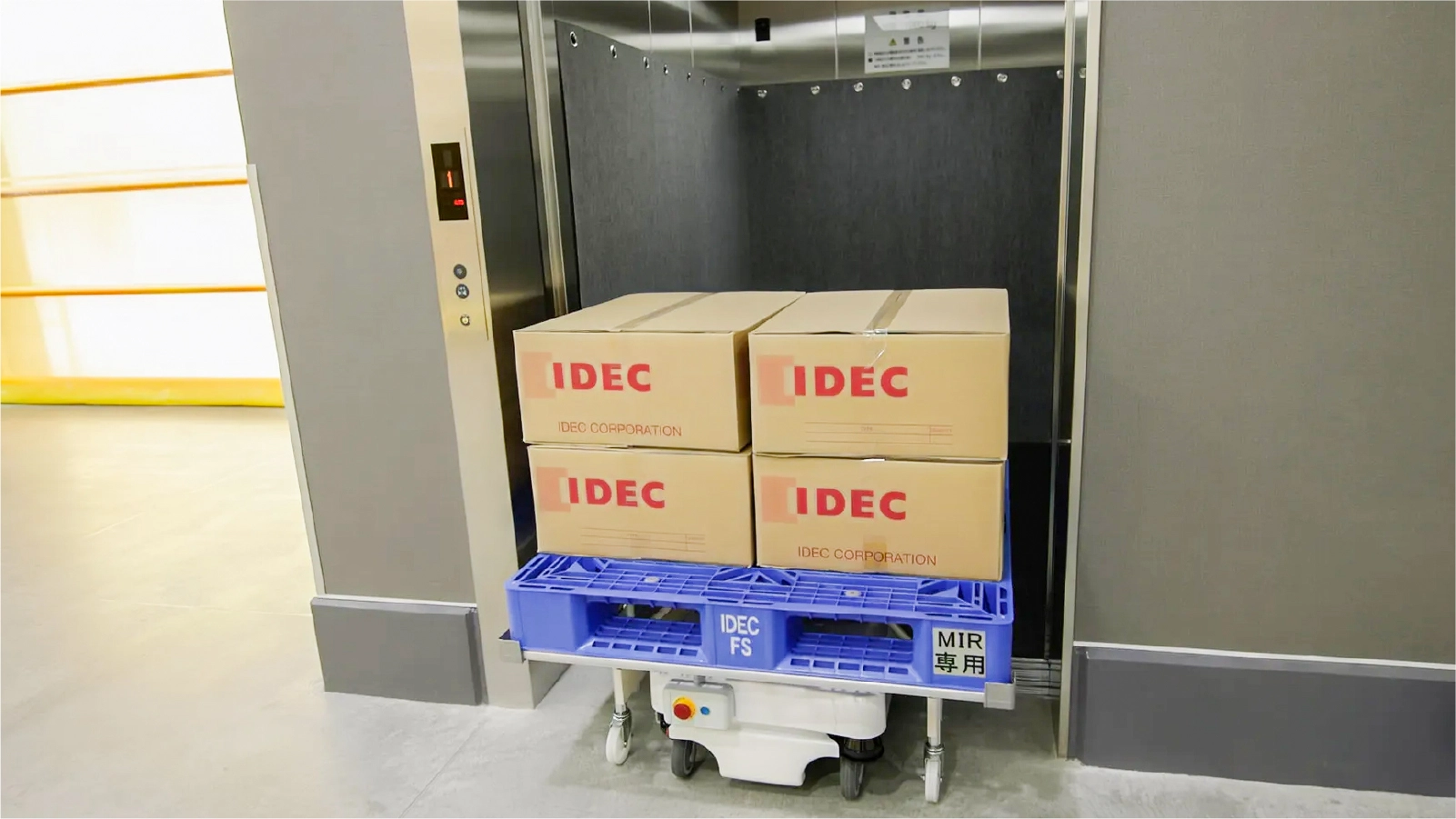 AMRとエレベータの連携で実現するフロア間搬送の自動化|安全設計と関連ガイドラインのポイントを解説
